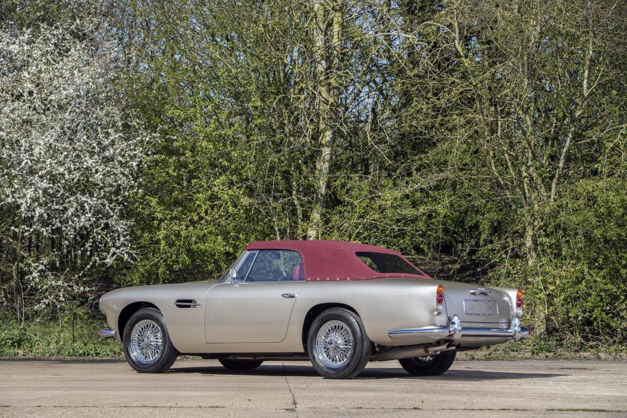  Aston Martin DB4 Convertible 1962 года  (фото 18 из 41)